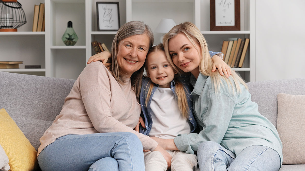 KInd, Mutter und Oma auf der Couch Apotheke Unterwössen Beratung für Familien